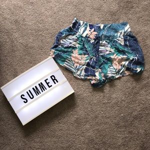 AMERICAN EAGLE FLOWY SHORTS